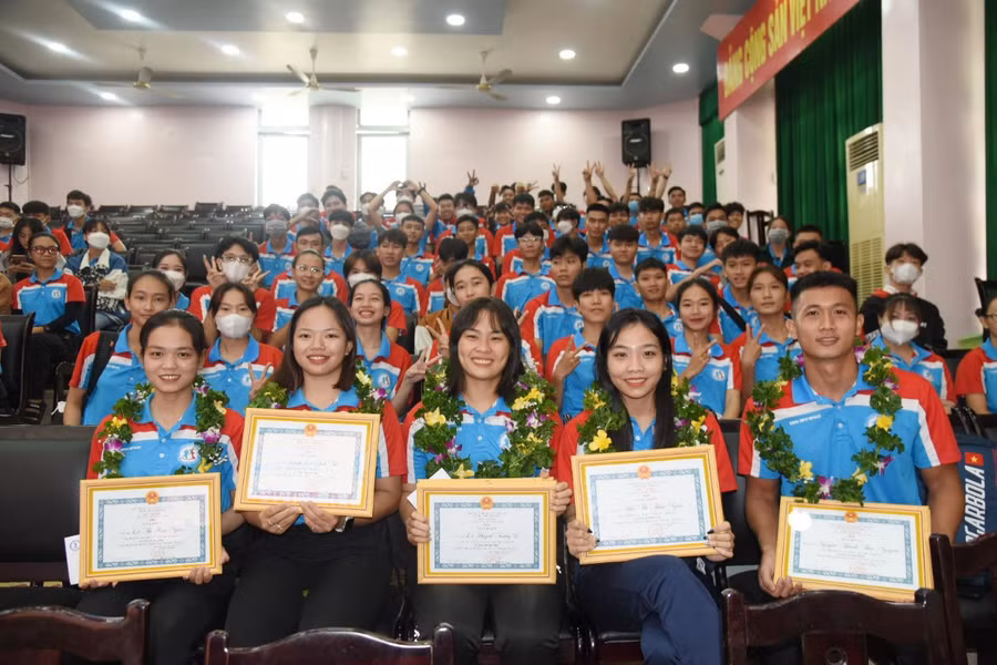 Niềm vui của SV Trường ĐH Đồng Tháp trong lễ tuyên dương, khen thưởng.