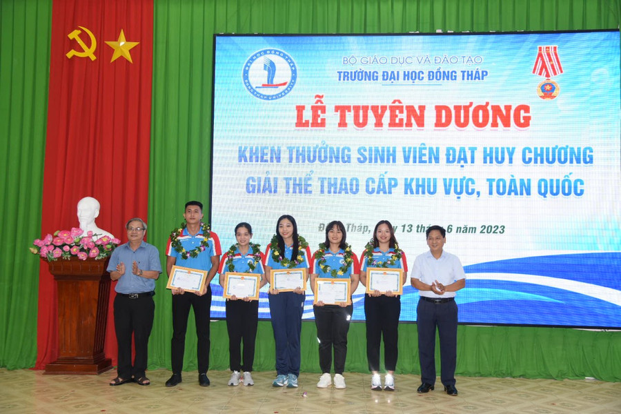 Lãnh đạo Trường ĐH Đồng Tháp trao khen thưởng cho sinh viên.