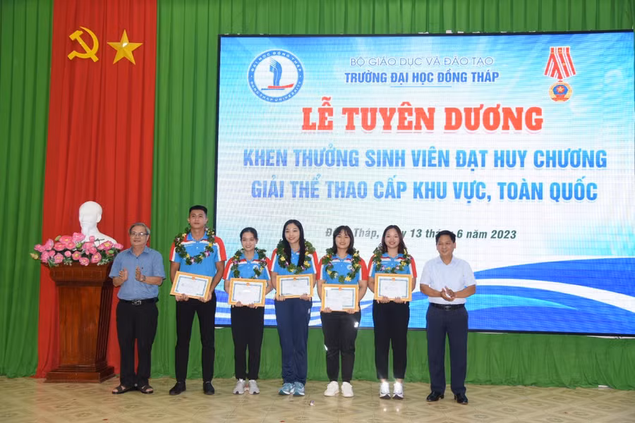 Lãnh đạo Trường ĐH Đồng Tháp trao khen thưởng cho sinh viên.