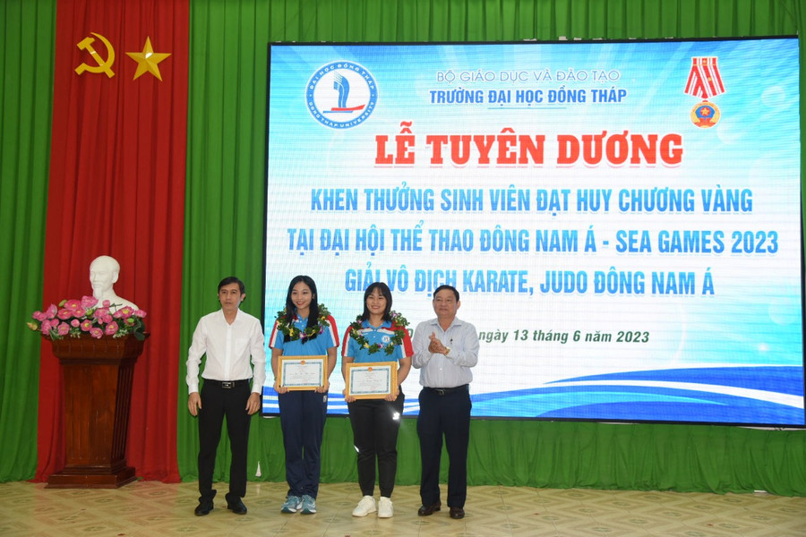 TS Trương Tấn Đạt - Bí thư Đảng ủy, Chủ tịch Hội đồng trường (trái) và TS Hồ Văn Thống - Hiệu trưởng trao khen thưởng cho sinh viên.