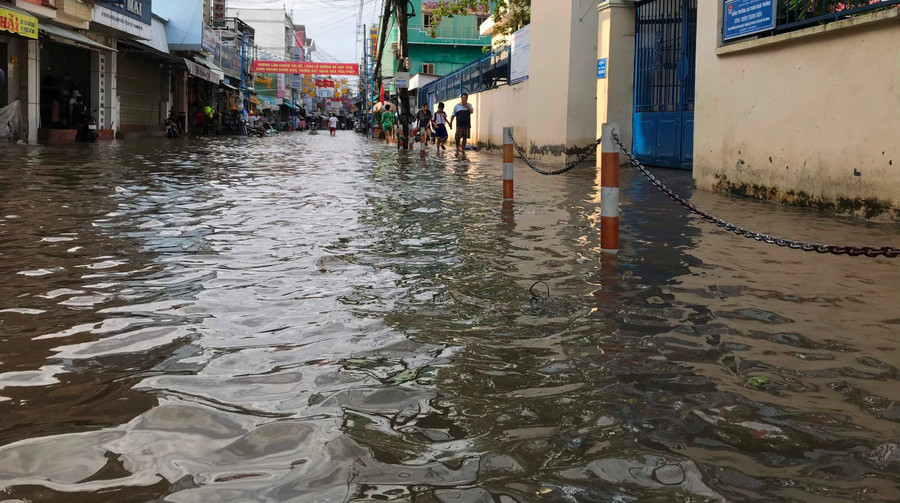 Nước ngập sâu trước một trường học. Nước ngập sâu trước một trường học.