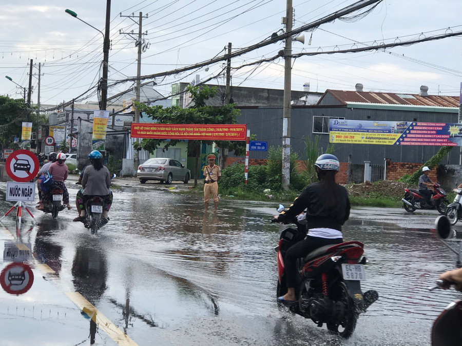 Nhiều nơi ngập sâu phải cắm biển cảnh báo và Cảnh sát giao thông túc trực. Nhiều nơi ngập sâu phải cắm biển cảnh báo và Cảnh sát giao thông túc trực.