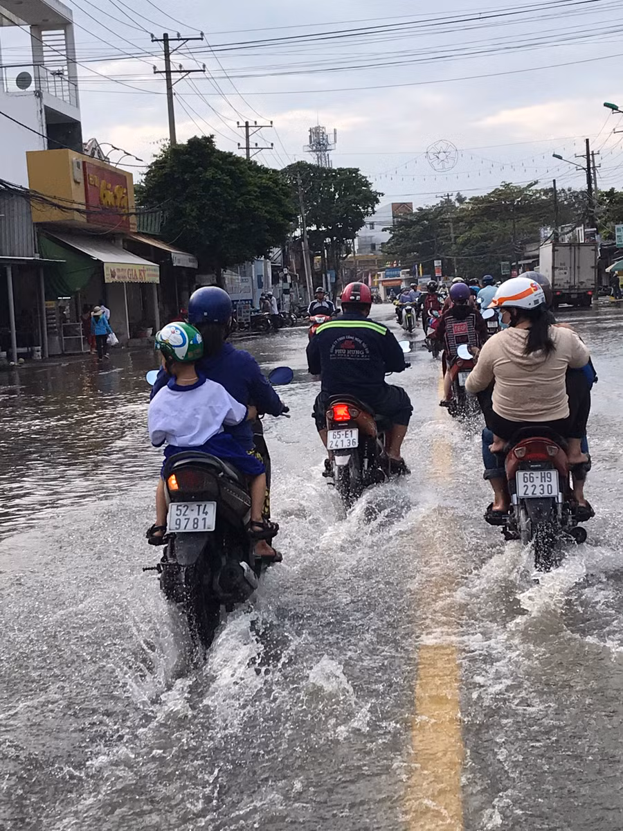 Vượt lũ trong thành phố.