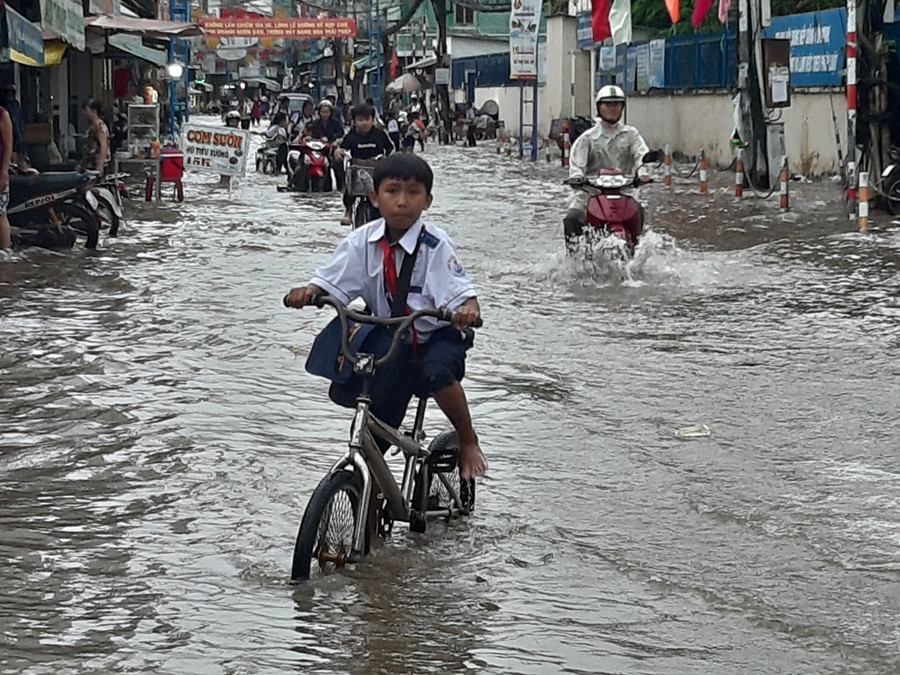 Một học sinh tiểu học vượt lũ đến trường. Một học sinh tiểu học vượt lũ đến trường.