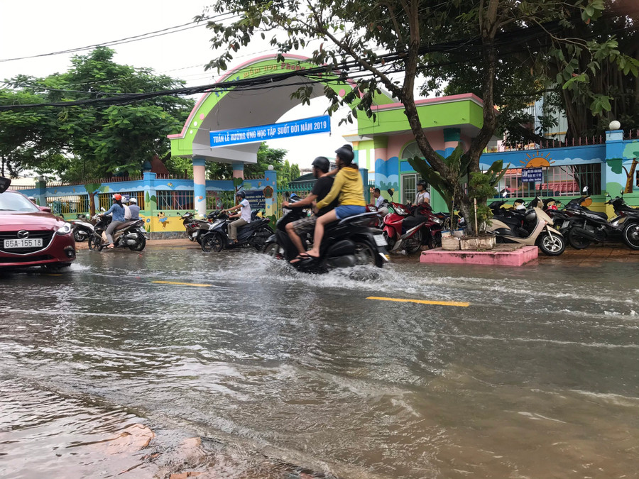 Nhiều trường học ở Cần Thơ cho học sinh nghỉ học vì triều cường. Nhiều trường học ở Cần Thơ cho học sinh nghỉ học vì triều cường.