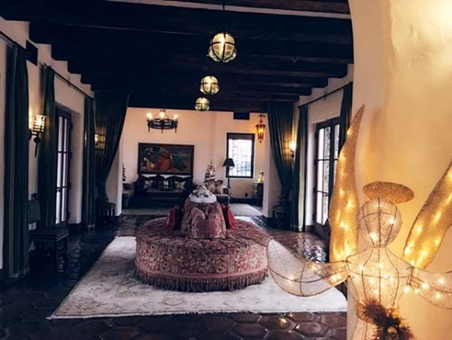 Nội thất bên trong có phong cách quý tộc.