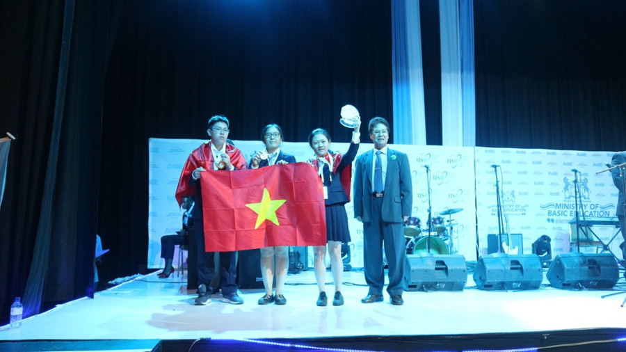 Nhóm học sinh Việt Nam giành Huy chương Vàng trong Giải nhóm thi thực hành xuất sắc nhất (Từ trái qua phải: Lã Triều Dương, Vũ Quỳnh Chi, Nguyễn Lê Thảo Anh) Nhóm học sinh Việt Nam giành Huy chương Vàng trong Giải nhóm thi thực hành xuất sắc nhất (Từ trái qua phải: Lã Triều Dương, Vũ Quỳnh Chi, Nguyễn Lê Thảo Anh)