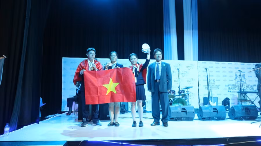 Nhóm học sinh Việt Nam giành Huy chương Vàng trong Giải nhóm thi thực hành xuất sắc nhất (Từ trái qua phải: Lã Triều Dương, Vũ Quỳnh Chi, Nguyễn Lê Thảo Anh) Nhóm học sinh Việt Nam giành Huy chương Vàng trong Giải nhóm thi thực hành xuất sắc nhất (Từ trái qua phải: Lã Triều Dương, Vũ Quỳnh Chi, Nguyễn Lê Thảo Anh)