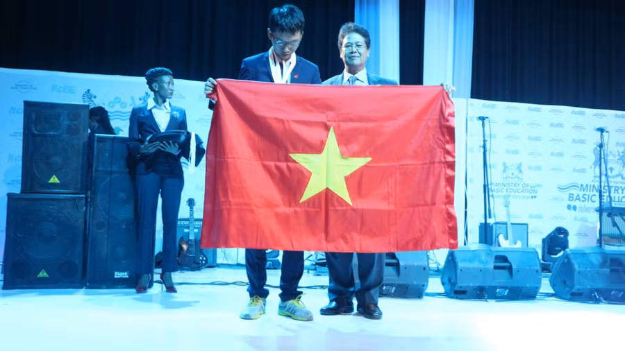 Học sinh Nguyễn Mạnh Quân vinh dự giành Huy chương Bạc tại Giải cá nhân xuất sắc nhất trong bài thi Lý thuyết Học sinh Nguyễn Mạnh Quân vinh dự giành Huy chương Bạc tại Giải cá nhân xuất sắc nhất trong bài thi Lý thuyết