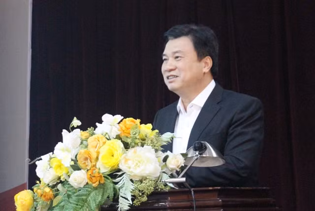 Thứ trưởng Bộ GD&ĐT Nguyễn Hữu Độ phát biểu tại hội nghị