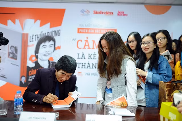 TS Lê Thẩm Dương kí tặng bạn đọc sách "Cảm xúc là kẻ thù số một của thành công" phiên bản đặc biệt 2018