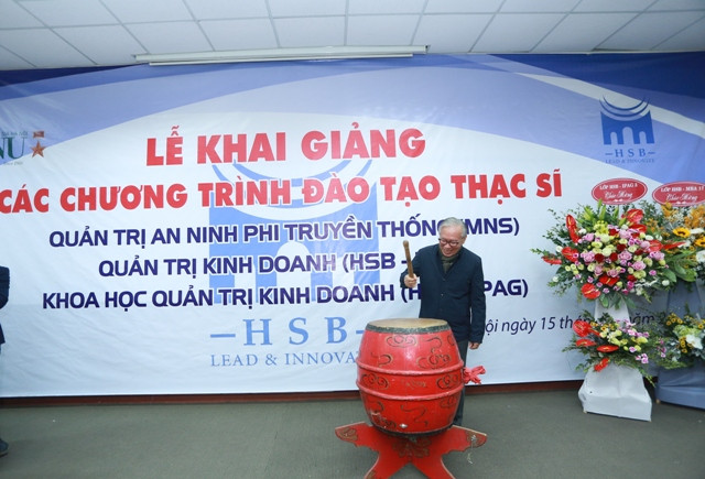 Đánh trống khai giảng các chương trình đào tạo Thạc sĩ - đợt 2 năm 2018 của HSB.