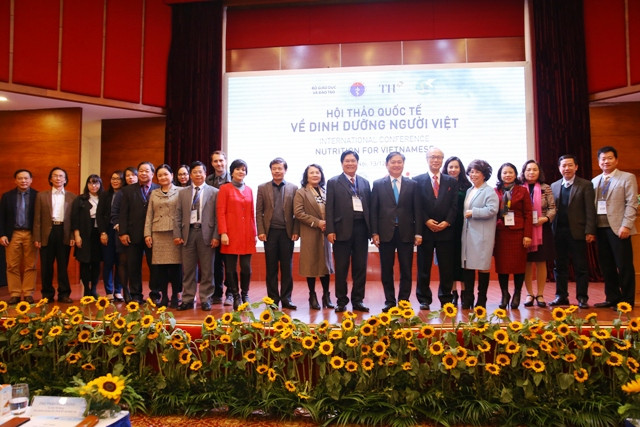 Thứ trưởng Bộ GD&ĐT Nguyễn Thị Nghĩa và các đại biểu tham dự hội thảo.