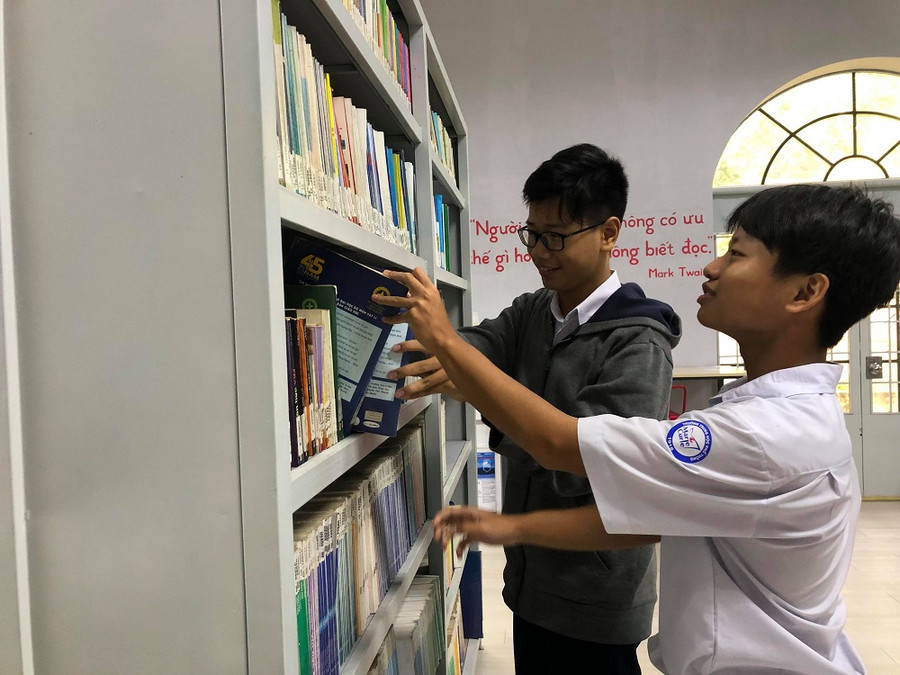 Sách được bố trí theo chủ đề ở các kệ nên học sinh dễ dàng trong việc tìm kiếm