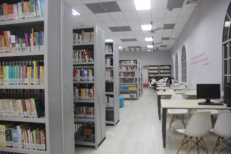Thư viện được trang bị hàng chục ngàn đầu sách, tài liệu, tạp chí, báo...