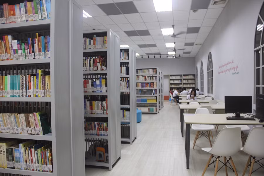 Thư viện được trang bị hàng chục ngàn đầu sách, tài liệu, tạp chí, báo...
