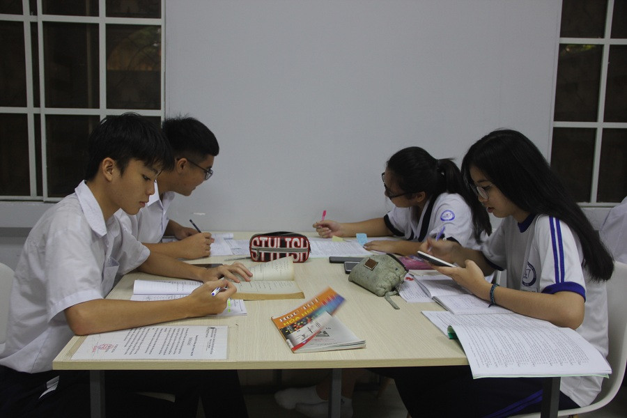 Các em tìm đến thư viện để học bài cùng nhau