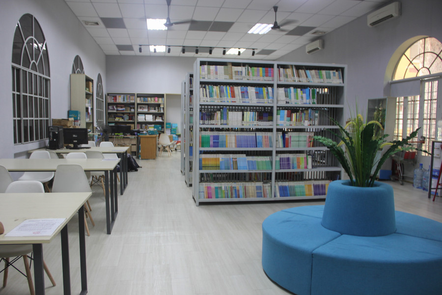 Thư viện là công trình của cựu học sinh tặng nhà trường nhân dịp kỷ niệm 100 năm thành lập trường (1918-2018)