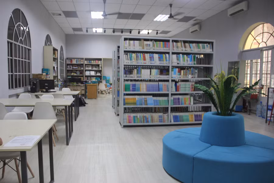 Thư viện là công trình của cựu học sinh tặng nhà trường nhân dịp kỷ niệm 100 năm thành lập trường (1918-2018)