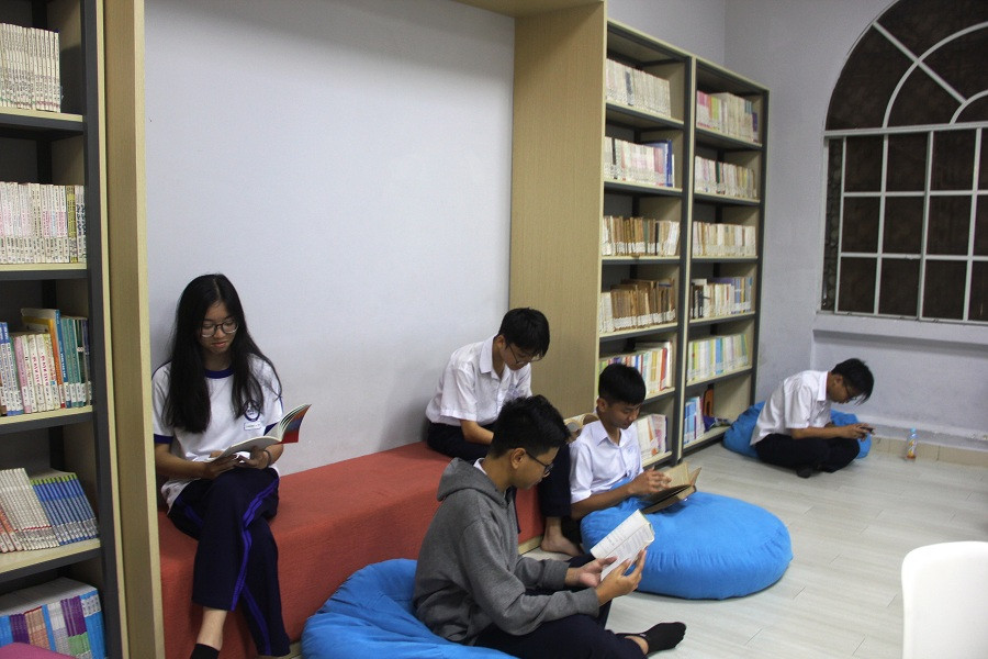 Học sinh có thể ngồi đọc sách thoải mái trên nhiều loại ghế khác nhau