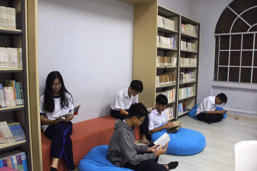 Học sinh có thể ngồi đọc sách thoải mái trên nhiều loại ghế khác nhau
