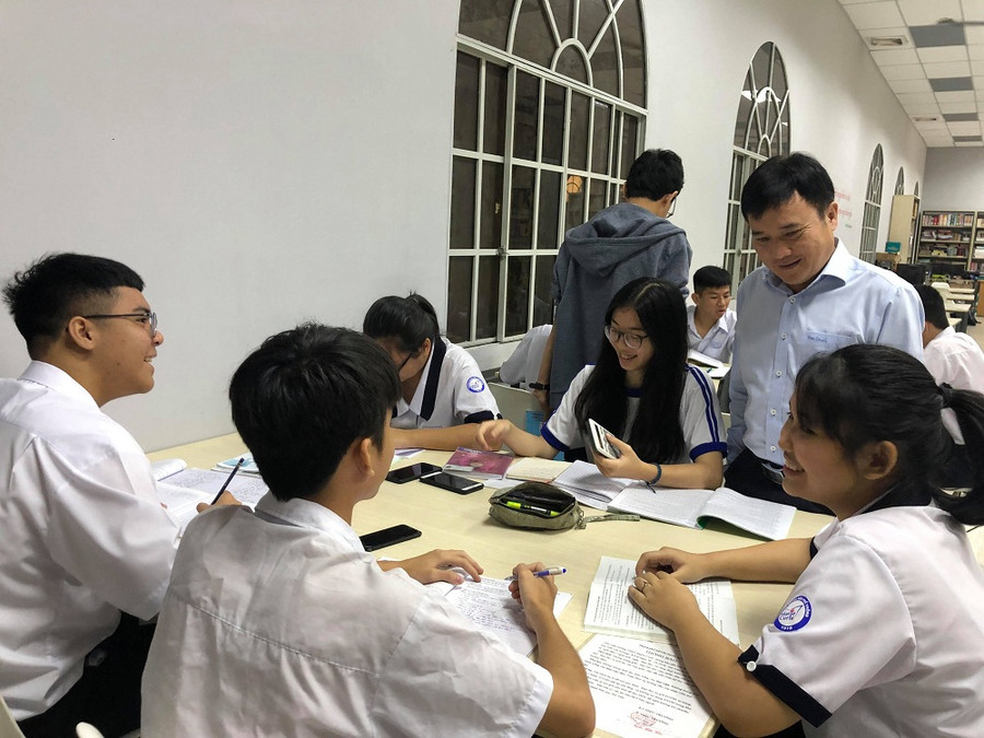 Học sinh thích thú với không gian thư viện