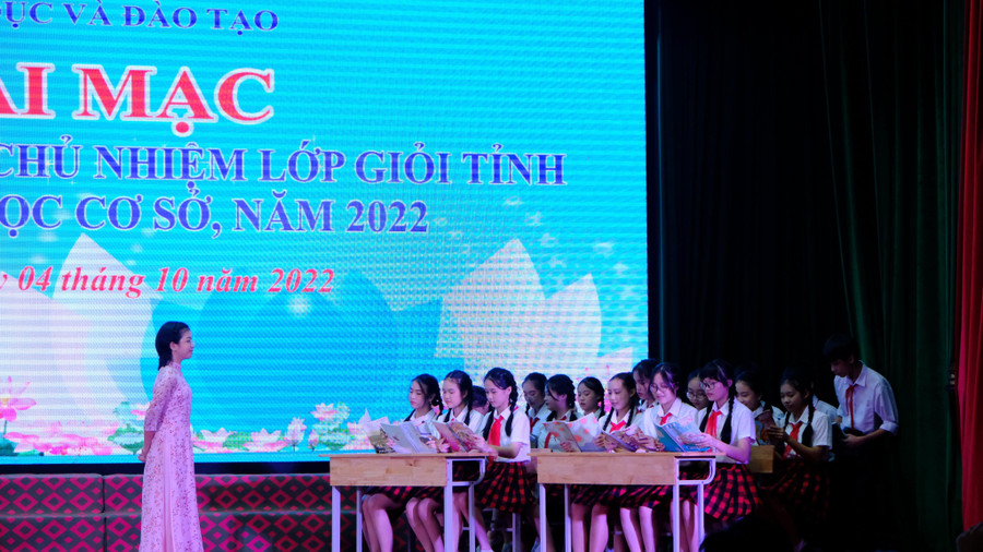 Một tiết mục văn nghệ có tái hiện lại hoạt động dạy - học được học sinh biểu diễn tại Lễ khai mạc Hội thi. Một tiết mục văn nghệ có tái hiện lại hoạt động dạy - học được học sinh biểu diễn tại Lễ khai mạc Hội thi.