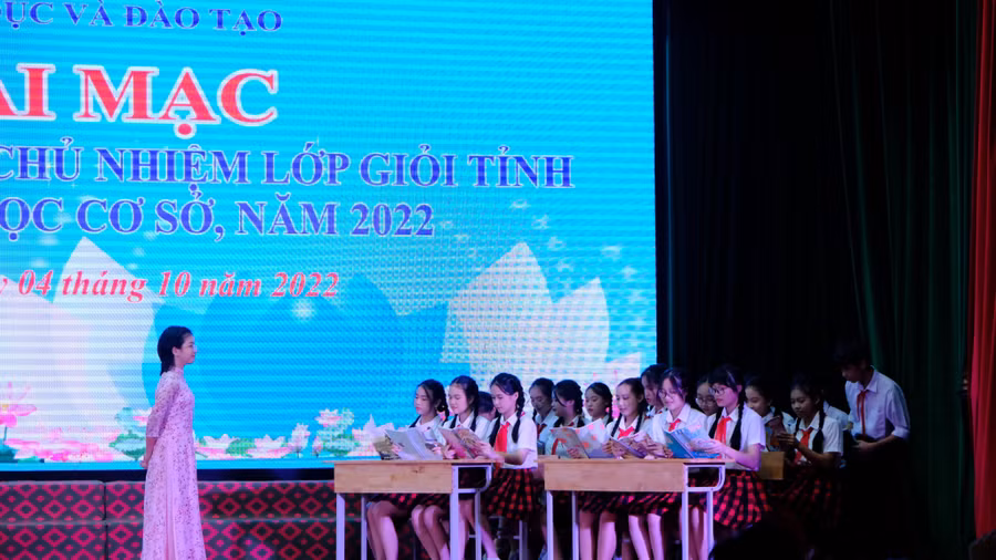 Một tiết mục văn nghệ có tái hiện lại hoạt động dạy - học được học sinh biểu diễn tại Lễ khai mạc Hội thi. Một tiết mục văn nghệ có tái hiện lại hoạt động dạy - học được học sinh biểu diễn tại Lễ khai mạc Hội thi.