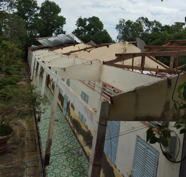 Một trận lốc xoáy làm tốc mái phòng chức năng của Trường THPT Huỳnh Phi Hùng, huyện Trần Văn Thời, Cà Mau Một trận lốc xoáy làm tốc mái phòng chức năng của Trường THPT Huỳnh Phi Hùng, huyện Trần Văn Thời, Cà Mau