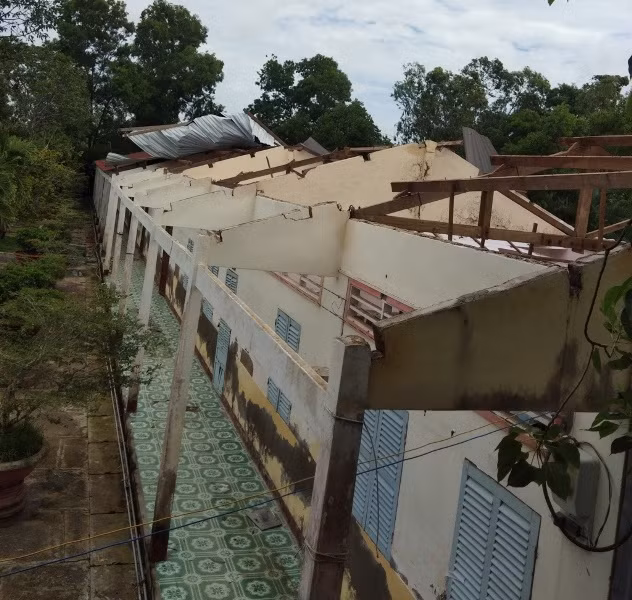 Một trận lốc xoáy làm tốc mái phòng chức năng của Trường THPT Huỳnh Phi Hùng, huyện Trần Văn Thời, Cà Mau Một trận lốc xoáy làm tốc mái phòng chức năng của Trường THPT Huỳnh Phi Hùng, huyện Trần Văn Thời, Cà Mau