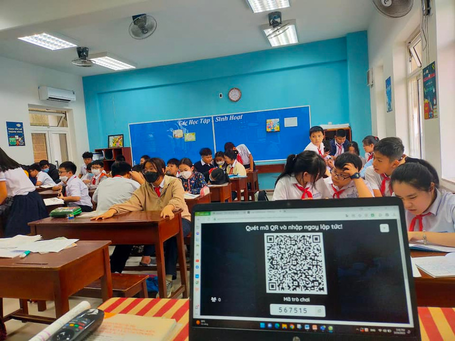 Học sinh lớp 6 Trường THCS sử dụng điện thoại chơi trò chơi Quizizz trong hoạt động luyện tập để củng cố những kiến thức đã học, giúp tiết học thêm sinh động. Học sinh lớp 6 Trường THCS sử dụng điện thoại chơi trò chơi Quizizz trong hoạt động luyện tập để củng cố những kiến thức đã học, giúp tiết học thêm sinh động.