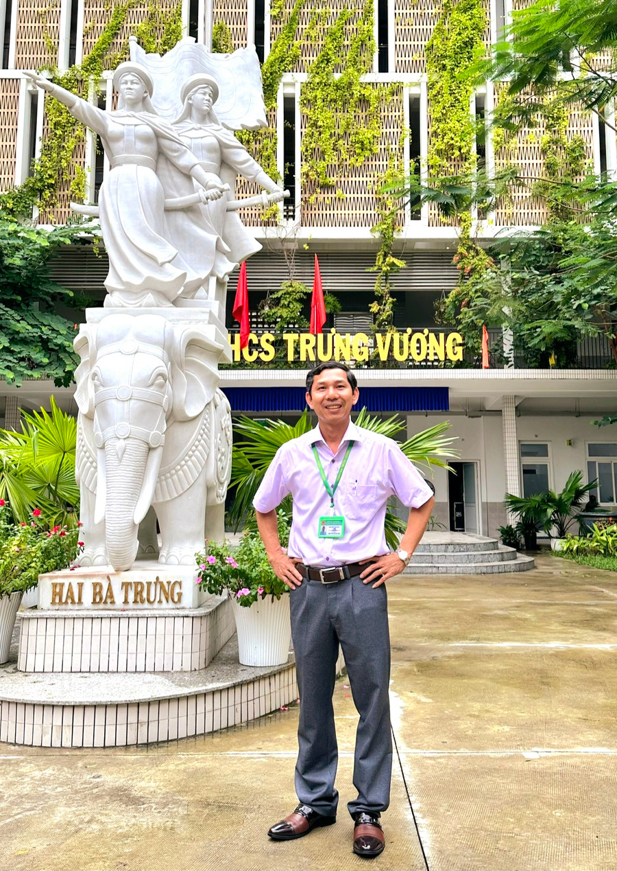 Thầy giáo Nguyễn Văn Bảy, giáo viên Toán, Trường THCS Trưng Vương (quận Hải Châu, TP Đà Nẵng). Thầy giáo Nguyễn Văn Bảy, giáo viên Toán, Trường THCS Trưng Vương (quận Hải Châu, TP Đà Nẵng).