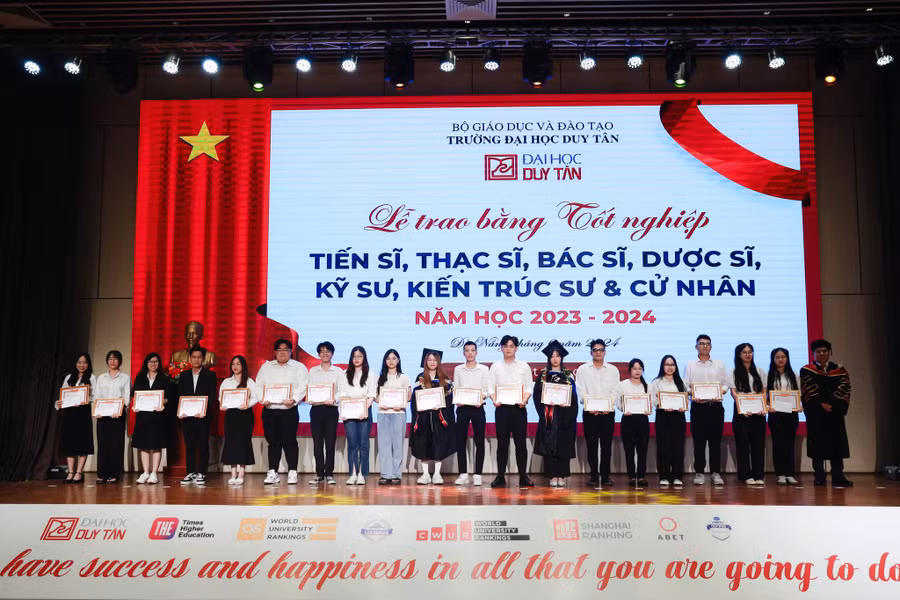 Trường Đại học Duy Tân khen thưởng cho những sinh viên có thành tích xuất sắc cho học tập và nghiên cứu. 