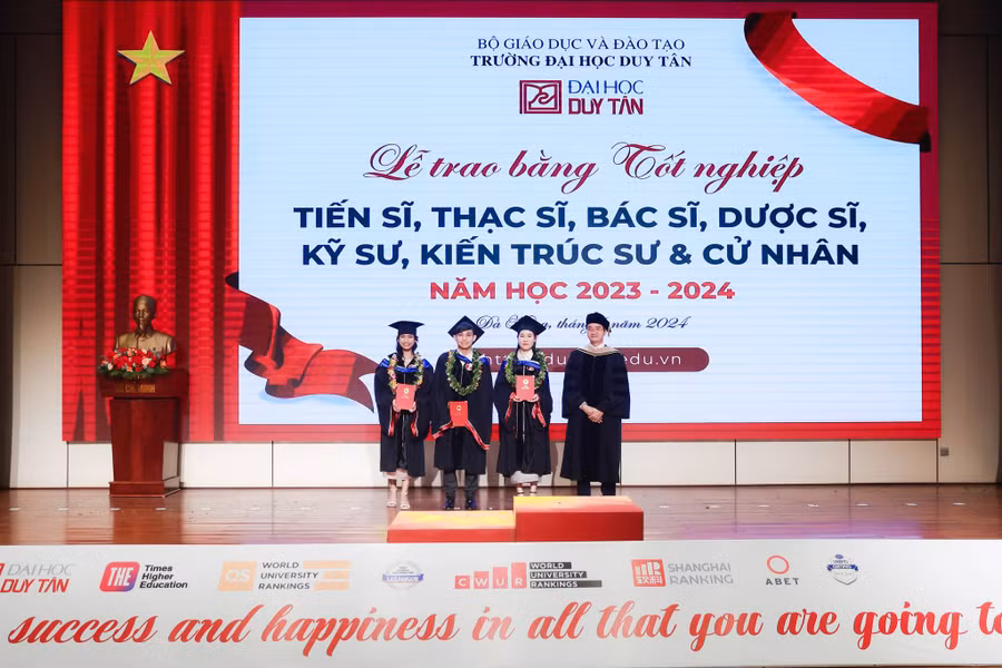 TS Lê Nguyên Bảo, Hiệu trưởng Trường Đại học Duy Tân trao bằng tốt nghiệp cho sinh viên.