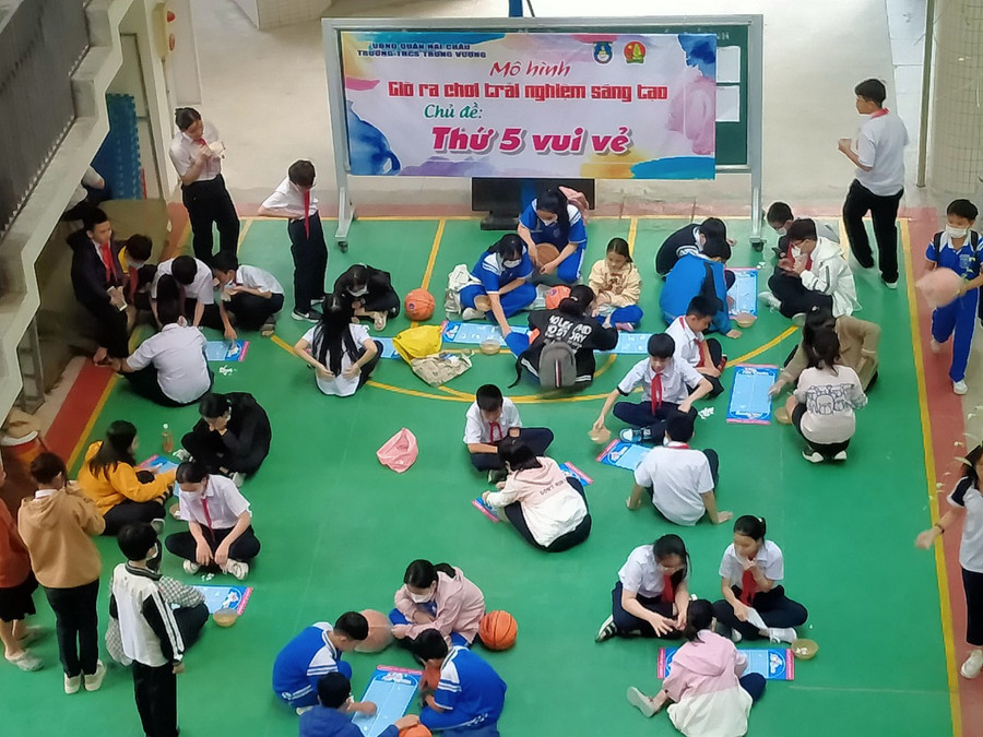 Một số trò chơi dân gian cũng là hình thức vận dụng các kiến thức Toán học vào thực tế cuộc sống. Một số trò chơi dân gian cũng là hình thức vận dụng các kiến thức Toán học vào thực tế cuộc sống.