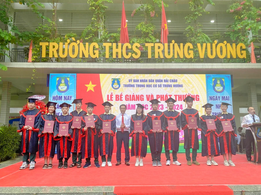 Đại diện BGH Trường THCS Trưng Vương trao bằng tốt nghiệp cho học sinh khối lớp 9. 