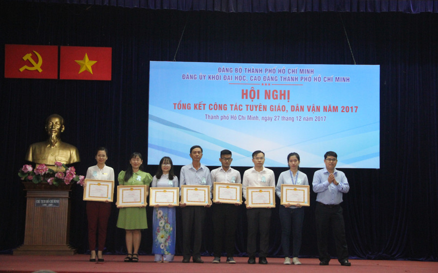 Các cá nhân đạt giải của cuộc thi tìm hiểu lịch sử quan hệ đặc biệt Việt Nam-Lào nhận giấy khen