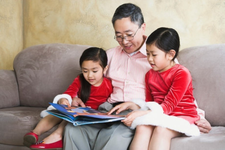 Trẻ thông minh hơn nhờ thường xuyên được nghe đọc sách - Ảnh 1 Tre thong minh hon nho thuong xuyen duoc nghe doc sach - Anh 1
