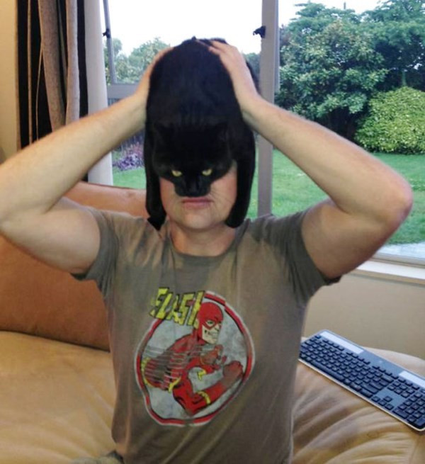 Nhưng cũng có không ít chú mèo kết hợp ăn ý với chủ nhận để làm nên những tạo hình ấn tượng. Giới trẻ thế giới rộ mốt selfie đội mèo lên đầu