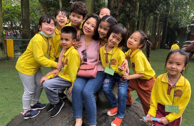 Gần 20 năm dạy học, cô Nguyễn Thị Lan Phương luôn nhận được sự tin tưởng, quý mến của học trò. Ảnh: NVCC