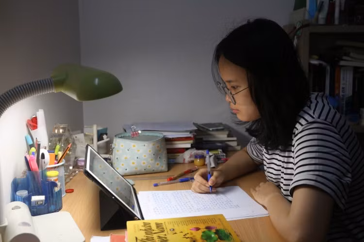 Em Phạm Hồng Chi tự ôn tập trong thời gian tạm dừng đến trường. Ảnh: NVCC