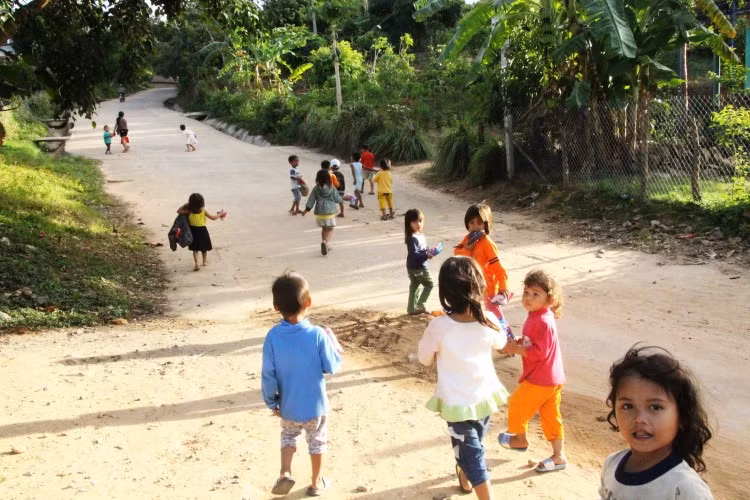 Trẻ em ở Kon Kơ Tu tan học về.
