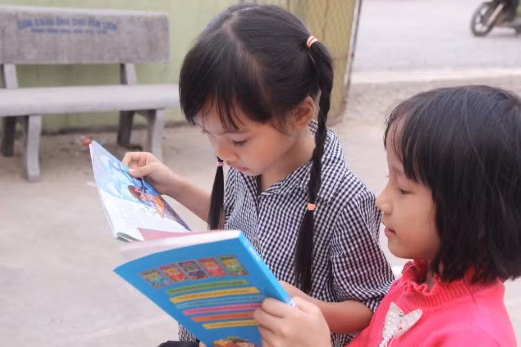 Học sinh Trường Tiểu học Nam Trà My (Quảng Nam) được mượn sách về đọc trong hè.