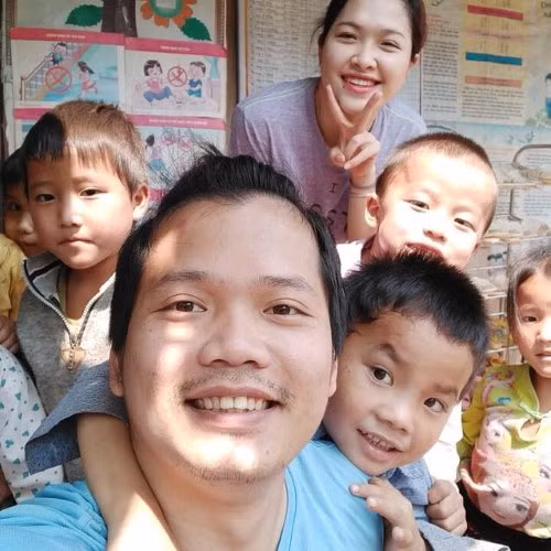 Hoàng Hoa Trung và các bạn nhỏ.