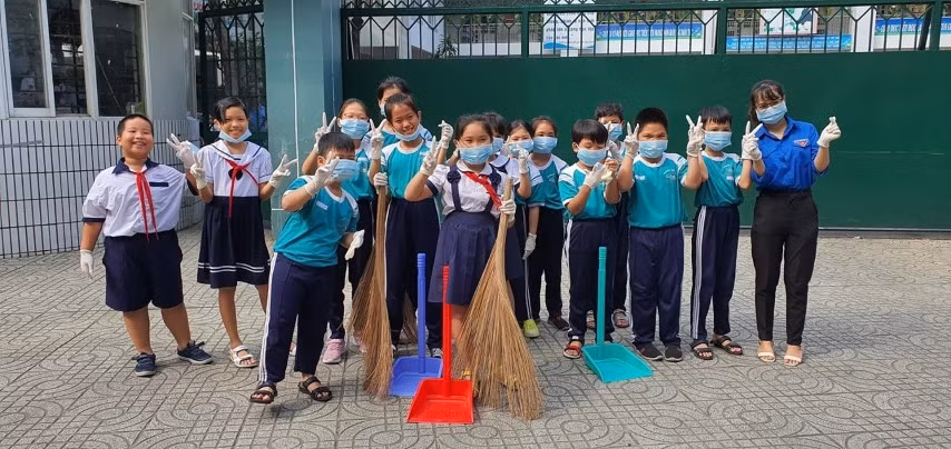 Liên đội Trường Tiểu học Nguyễn Văn Trỗi, Quận 4 tham gia hoạt động “30 phút vì Liên đội em xanh, sạch, đẹp”. Ảnh: NTCC