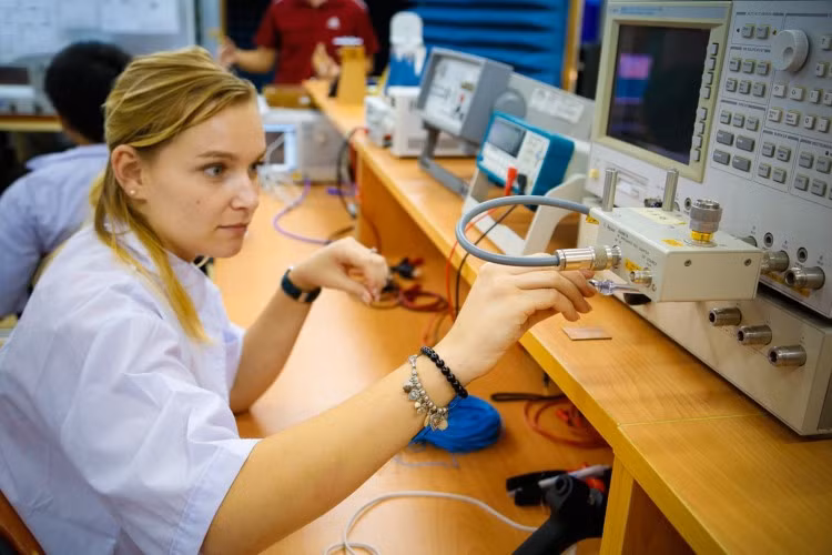 Sinh viên nước ngoài Khoa Điện tử Viễn thông Trường ĐH Quốc tế (ĐHQG TPHCM) thực tập trong Phòng thí nghiệm Siêu cao tần. Ảnh: TG
