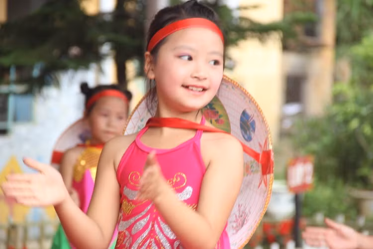 Chăm sóc và giáo dục trẻ em cần phối hợp giữa nhà trường, gia đình, xã hội. Ảnh: TG.