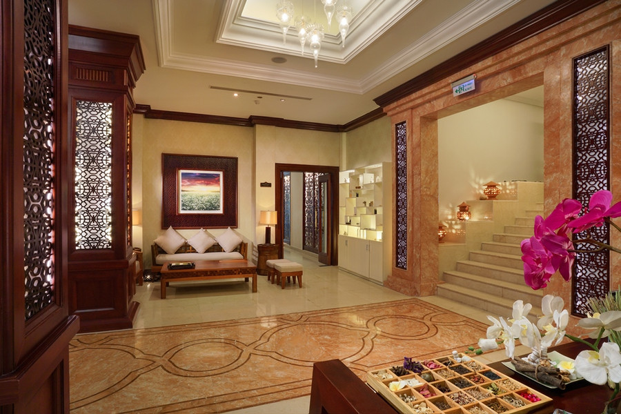 Hệ thống nhà hàng gồm nhà hàng Oriental, Gourmet, Cuisine hay Pool Bar, Terrace Café… phục vụ những bữa ăn với nhiều phong cách ẩm thực khác nhau, từ những món ăn đặc sản tinh túy của Việt Nam đến các món Á - Âu.