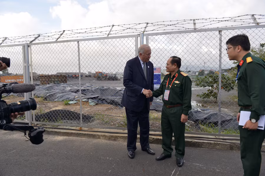 Thứ trưởng Shannon và Thượng tướng Nguyễn Phương Nam thăm dự án xử lý dioxin tại sân bay Đà Nẵng