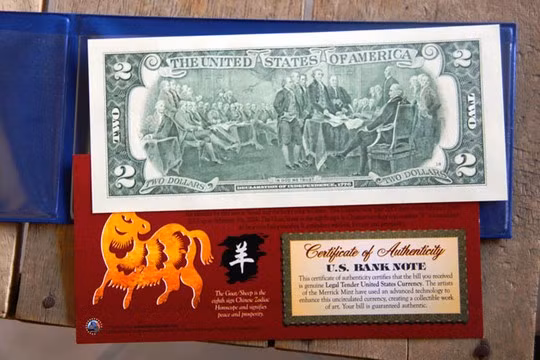 Tờ tiền được đựng trong một bao nhựa và có chứng nhận của Bộ Tài chính Mĩ.